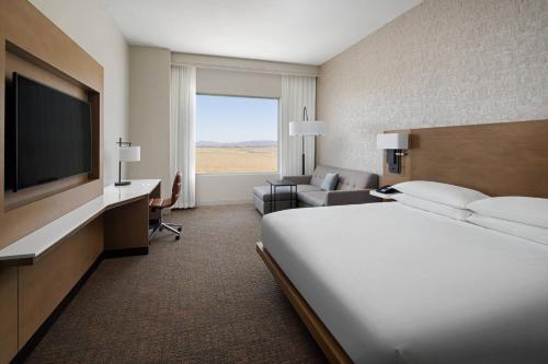 M Club lounge access, Guest room, 1 King, Mountain view