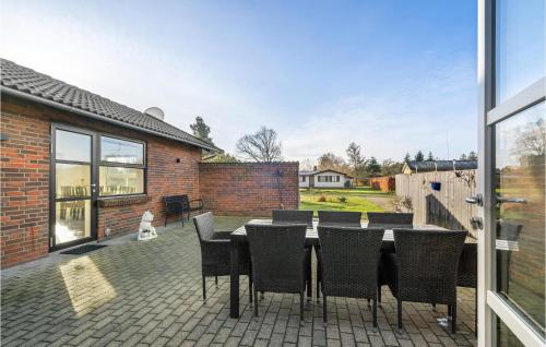  Nice Home In Rudkøbing With Kitchen in Spodsbjerg