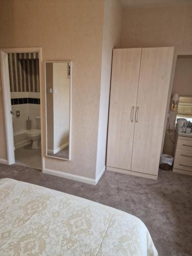 1 double bed, 1 twin bed