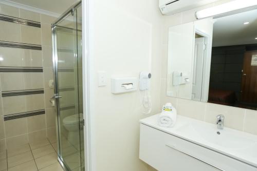 Amber Lodge Motel Amber Lodge Motel is perfectly located for both business and leisure guests in Gladstone. Both business travelers and tourists can enjoy the hotels facilities and services. Facilities like car park, 