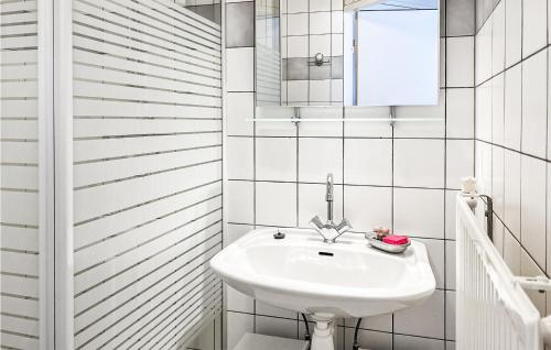 Bathroom, Nice home in Dirkshorn with WiFi and 3 Bedrooms in Schagen
