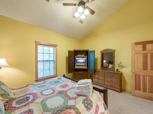 Chipmunk Chase 2 Bedrooms Sleeps 8 Hot Tub Pool Table Fireplace - image 13