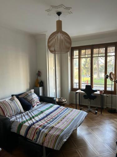 Double Bedroom & Kitchen - Perle du Lac, Geneva in Paquis