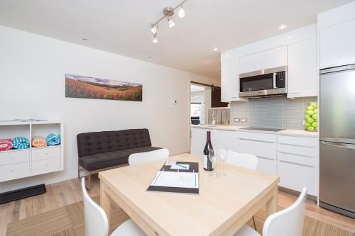 Chic, Modern - Walk Anywhere Viking Lodge 206 condo