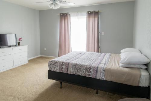 King Bed, TV's in Every Bedroom, Bring Your Pets! KMS1309