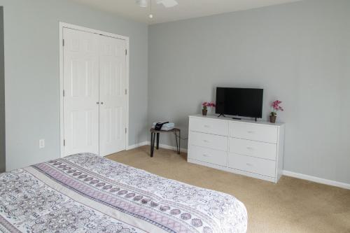 King Bed, TV's in Every Bedroom, Bring Your Pets! KMS1309