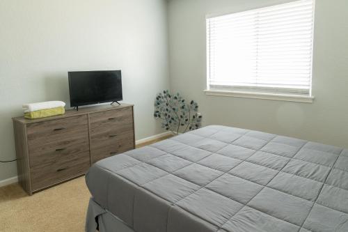 King Bed, TV's in Every Bedroom, Bring Your Pets! KMS1309