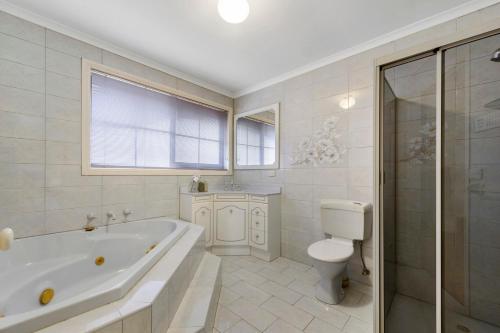 Bathroom, 12 mins to Mel Airport-Good Wood House in St Albans