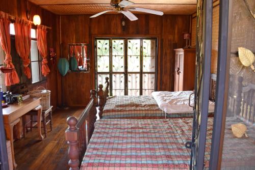 Golden Teak Home Resort in Saraphi