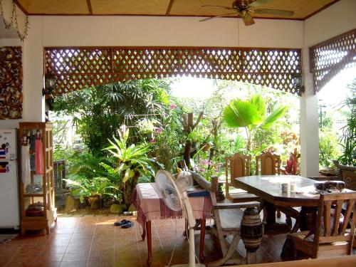 Restaurant, Golden Teak Home Resort in Saraphi