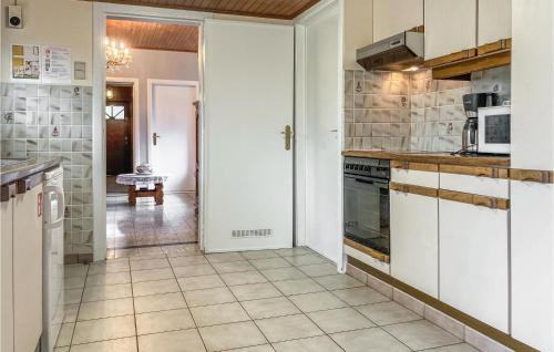virtuve, Cozy Home In Merkem With Wifi in Merkem
