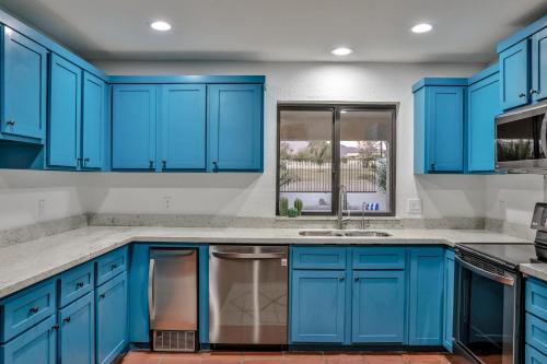 Pet Friendly - Amazing Yard - Heated Pool and Spa - Avenida Laredo - image 14