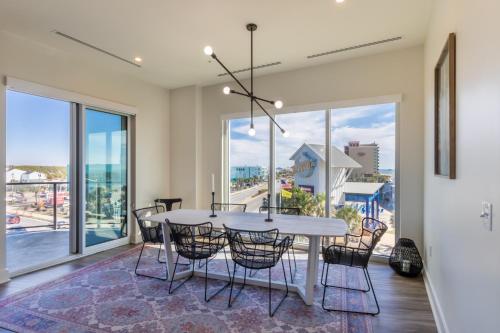 Spectacular 5 BR Luxury Condo with Rooftop Pool right on the Beach, Next to the Hangout!