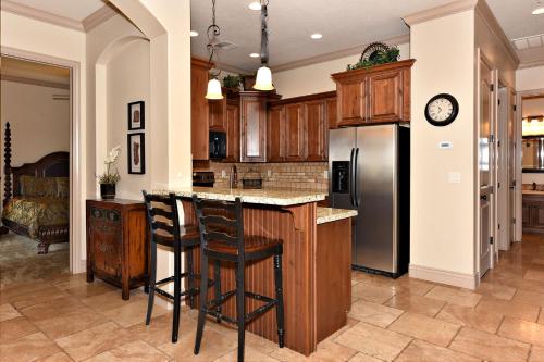 A7-Sierra Sky-Ground Floor 3-bedroom Hillside View