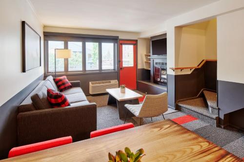 Mountain Modern Motel - image 11