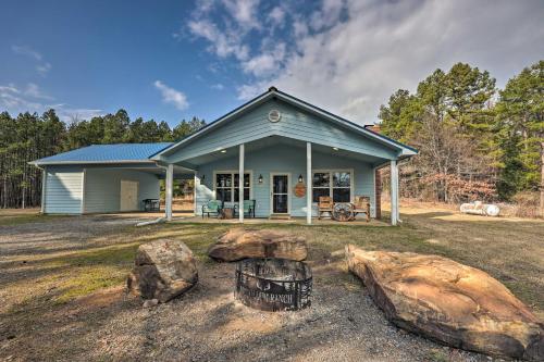 B&B Hodgen - Le Bleu, Bright Hodgen Home with Fire Pit and Views! - Bed and Breakfast Hodgen