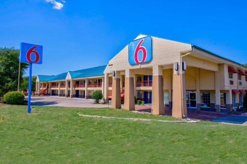 Motel 6-Arlington, TX