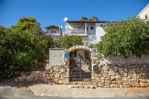 Apartments by the sea Milna Vis - 8895