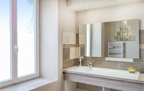 Bathroom, Cozy Home In La Souterraine in Saint-Maurice-la-Souterraine
