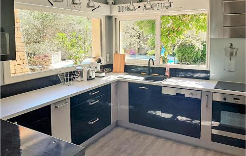 virtuve, Stunning Home In Generarguese in Saint-Sebastien-d'Aigrefeuille