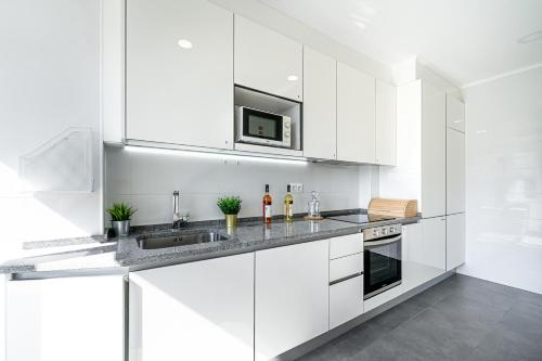 Two bedroom apartment close to train station by Lisbon with Sintra in Queluz