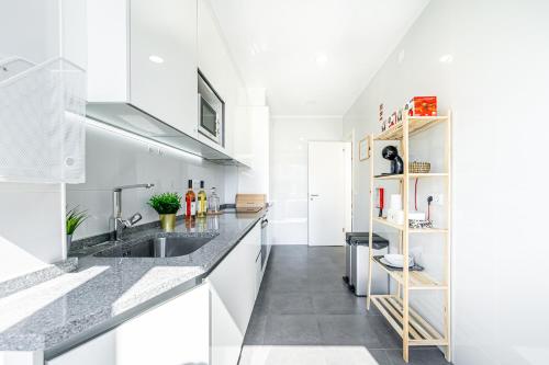Two bedroom apartment close to train station by Lisbon with Sintra in Queluz