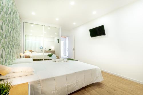 Two bedroom apartment close to train station by Lisbon with Sintra in Queluz