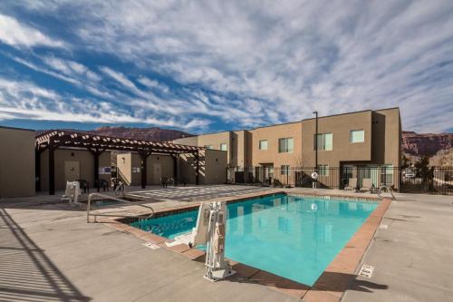 Pet Friendly Free Townies 96 Hour Cancellation Policy Poolside Home - Entrada 424 - main image