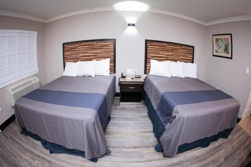 Diamond Bell Inn & Suites - image 3