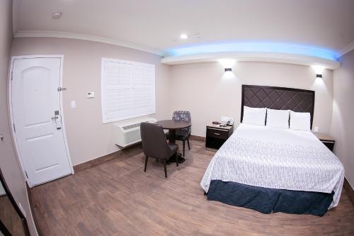 Diamond Bell Inn & Suites - image 10