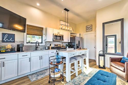 Steps to Lake Conroe Cozy, New-Build Cabin in Willis