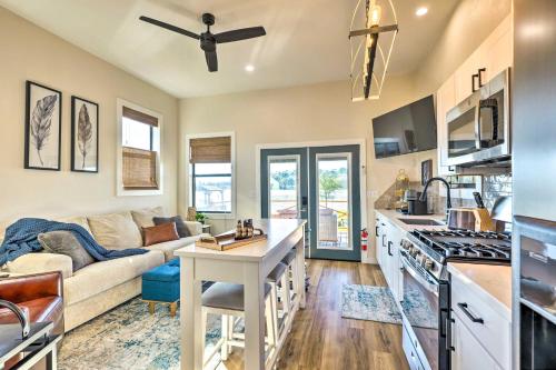 Steps to Lake Conroe Cozy, New-Build Cabin in Willis