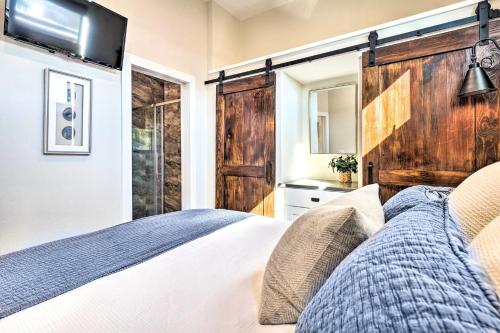 Steps to Lake Conroe Cozy, New-Build Cabin in Willis