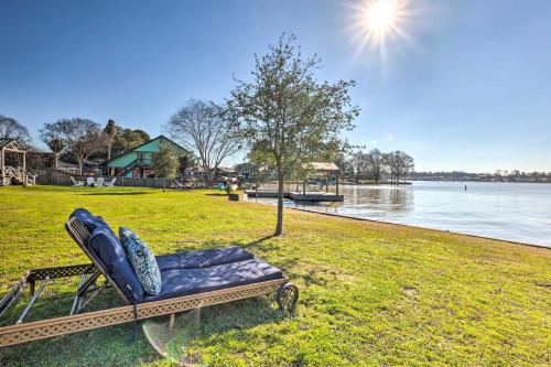 Steps to Lake Conroe Cozy, New-Build Cabin in Willis