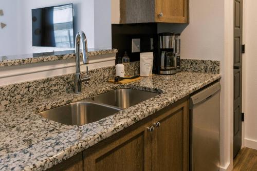 Unit 222 - The Lyndon 1 Bed - Cation on the Guadalupe in New Braunfels, USA