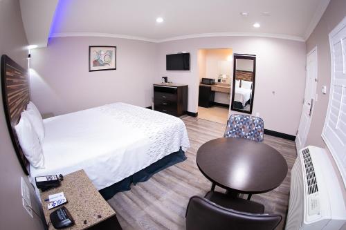 Diamond Bell Inn & Suites Room Type - King Room - Non-Smoking