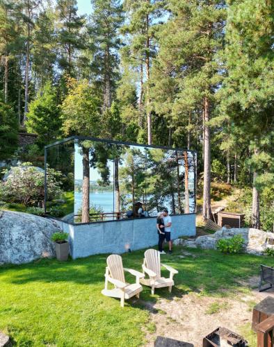 The WonderInn Mirrored Glass Cabin - Wonderinn Delta