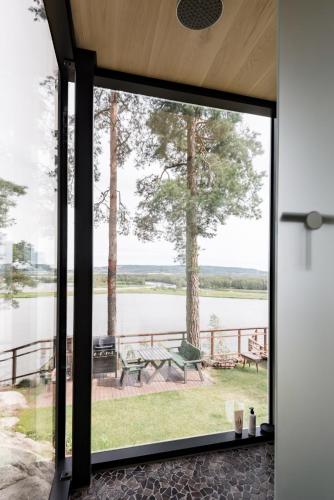 Zuhanyzó, The WonderInn Mirrored Glass Cabin - Wonderinn Delta in Sarpsborg