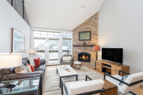 Slopeside Paradise Penthouse at Lift 7, Views, Fireplace, Deck, Hot Tub condo