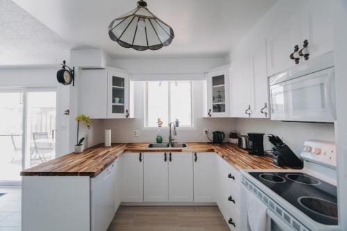 مطبخ, Boho Cottage - Hot tub and close to Beach in Fort Erie