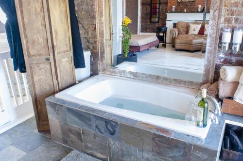 Pezsgőfürdő, Fleur De Lis Mansion near Blaine Kern's Mardi Gras World