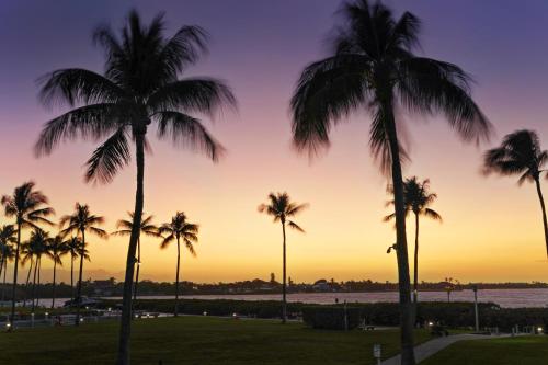 Waterfront luxury Villa 51 with sunset views and boat slip townhouse in Marathon, USA