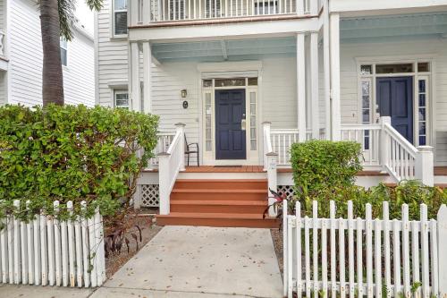 Waterfront luxury Villa 51 with sunset views and boat slip townhouse in Marathon, USA