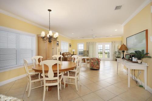 Waterfront luxury Villa 51 with sunset views and boat slip townhouse in Marathon, USA
