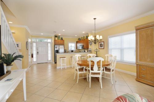 Waterfront luxury Villa 51 with sunset views and boat slip townhouse in Marathon, USA
