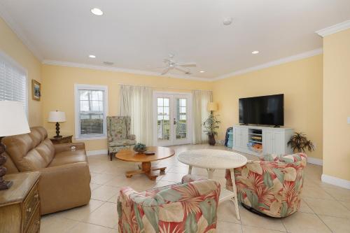 Waterfront luxury Villa 51 with sunset views and boat slip townhouse in Marathon, USA