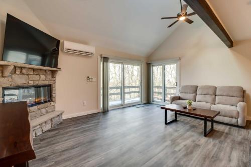 Stylish Tannersville Townhome with Private Deck in Tannersville, Vereinigte Staaten von Amerika
