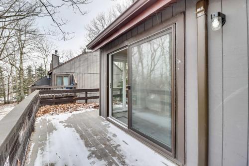 Stylish Tannersville Townhome with Private Deck in Tannersville, USA