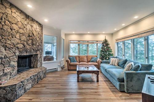 Mountaintop Wintergreen Resort House with Deck in Roseland, Vereinigte Staaten von Amerika