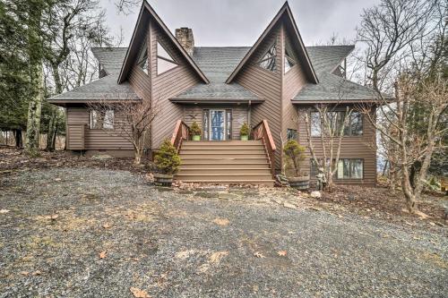 Mountaintop Wintergreen Resort House with Deck in Roseland, USA